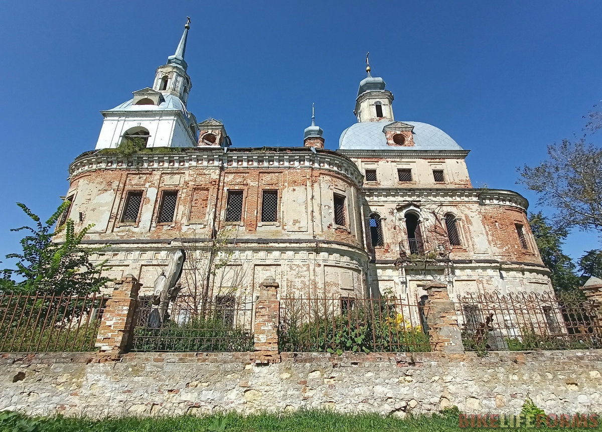 Широкая река и плодородные луга ценились в древности. Не зря тут много храмов.