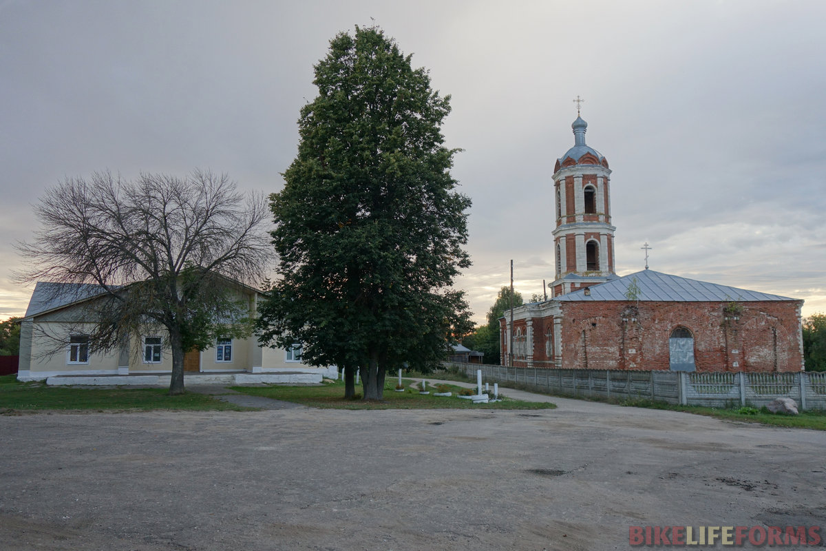 Храм в Тырново изысками не блещет. Ясень доживает краткий век.