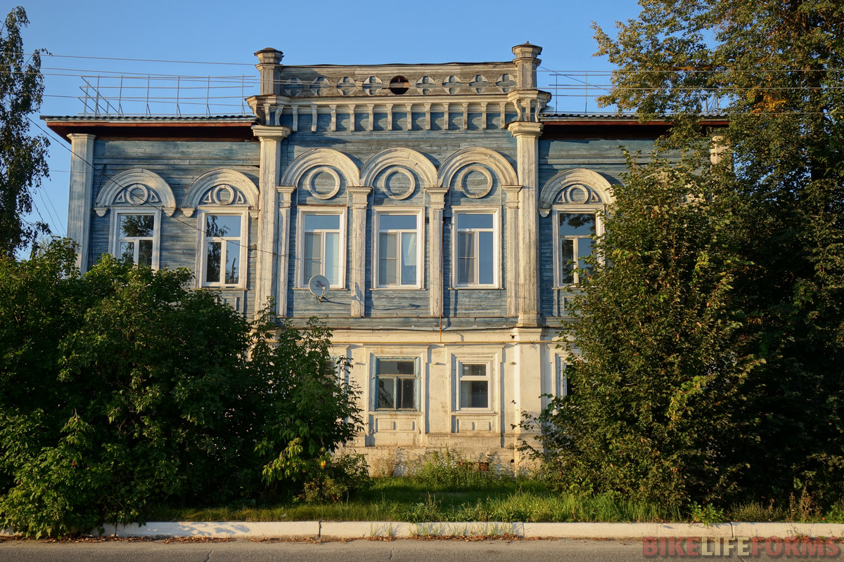 Старый особняк купцов Вереиных. Тут тоже обновили крышу.