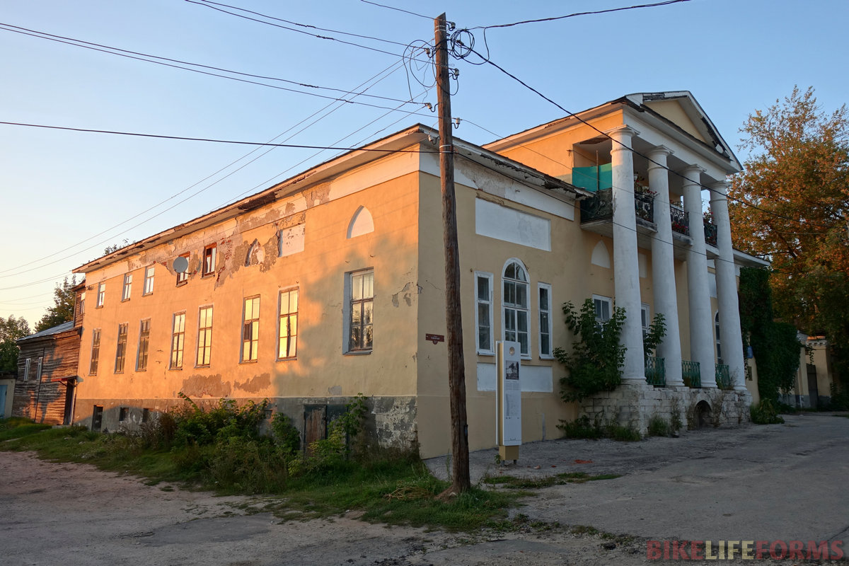 Латать еще немало в городке.