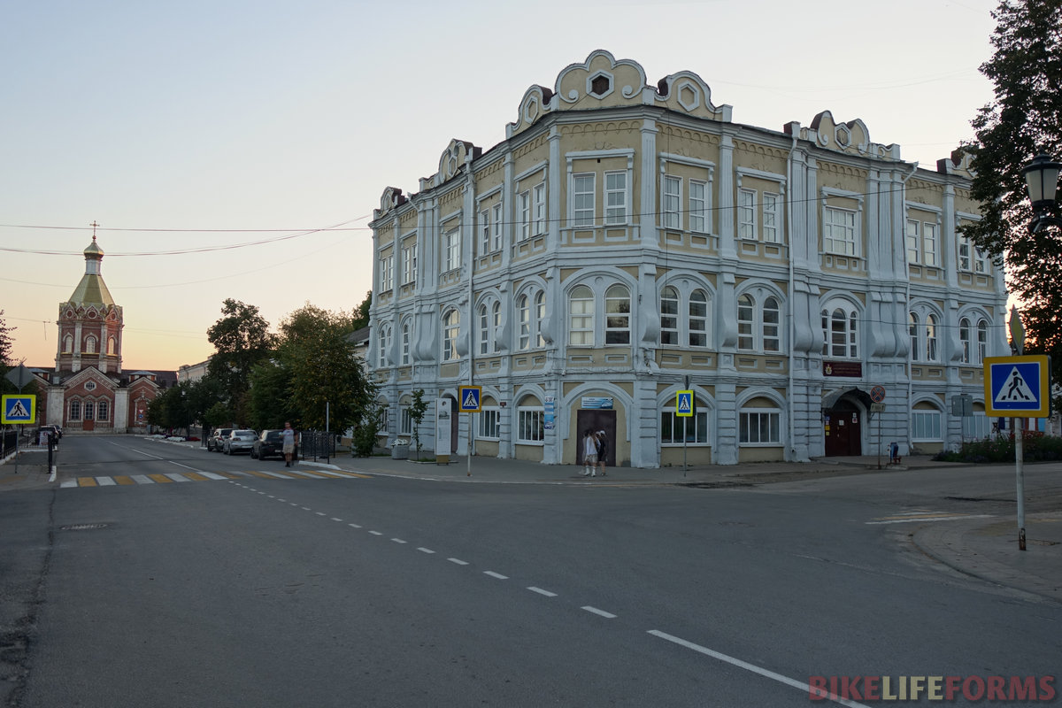 Бывший дом купца Смирнова. Небедный был купец! Ныне в окнах – пластик.